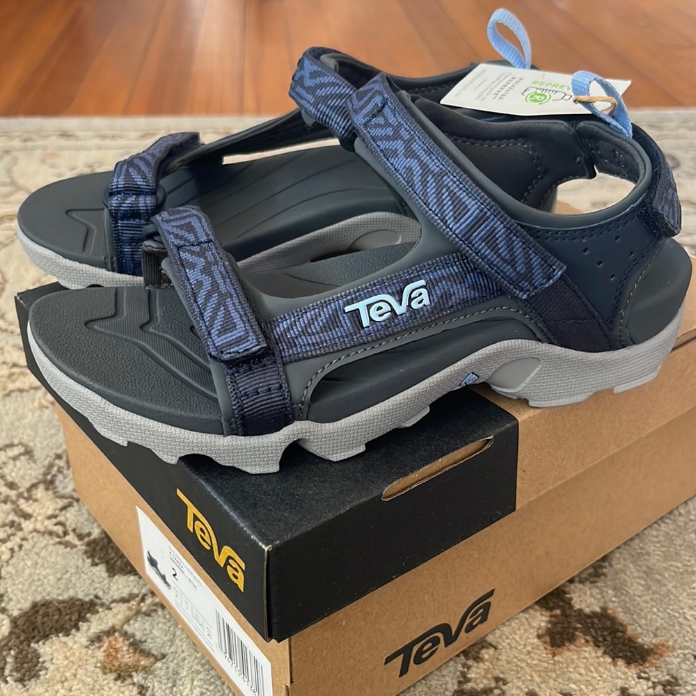 NIB Teva boys Tanza size 2